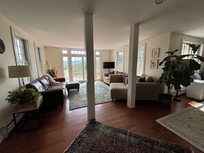 Smart-TV, Kamin, Stereoanlage, Computerbildschirme
