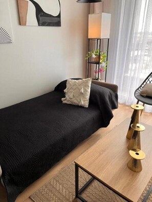 Tabla de planchar con plancha, wifi gratis y ropa de cama 