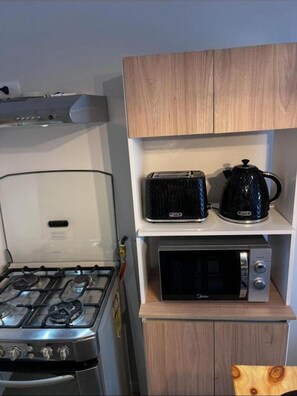 Refrigerador, microondas, placa de cocina, tetera/pava eléctrica