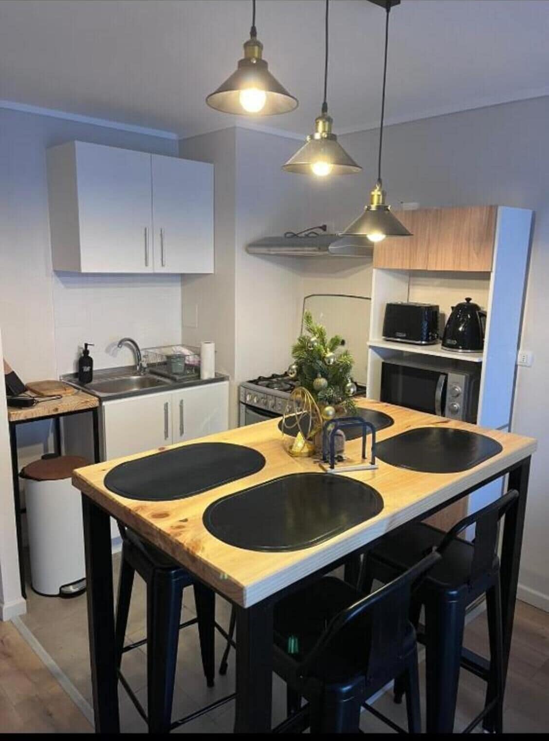 Réfrigérateur, micro-ondes, plaque de cuisson, bouilloire électrique