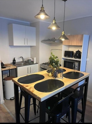 Frigorífico, microondas, placa de cocina y hervidor eléctrico