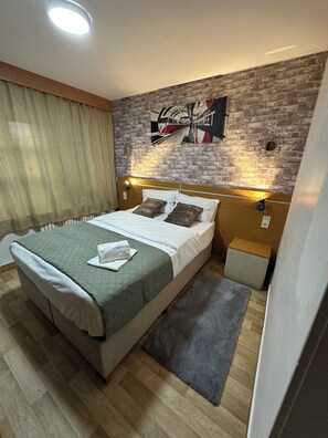 Quarto casal clássico, vista para a cidade | Roupa de cama