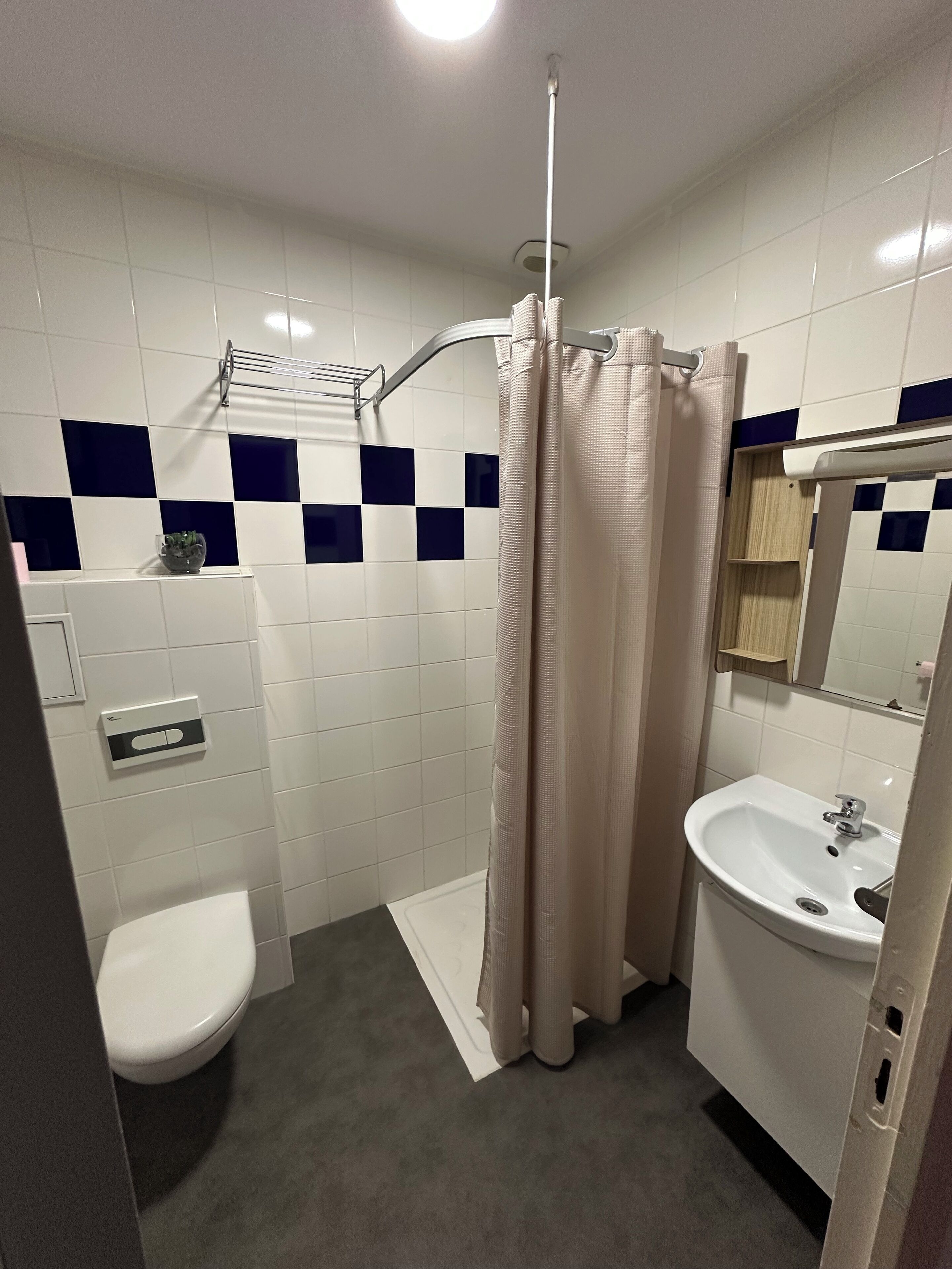 Classic-dobbeltværelse - byudsigt | Badeværelse | Bruser, håndklæder, Sæbe, Shampoo