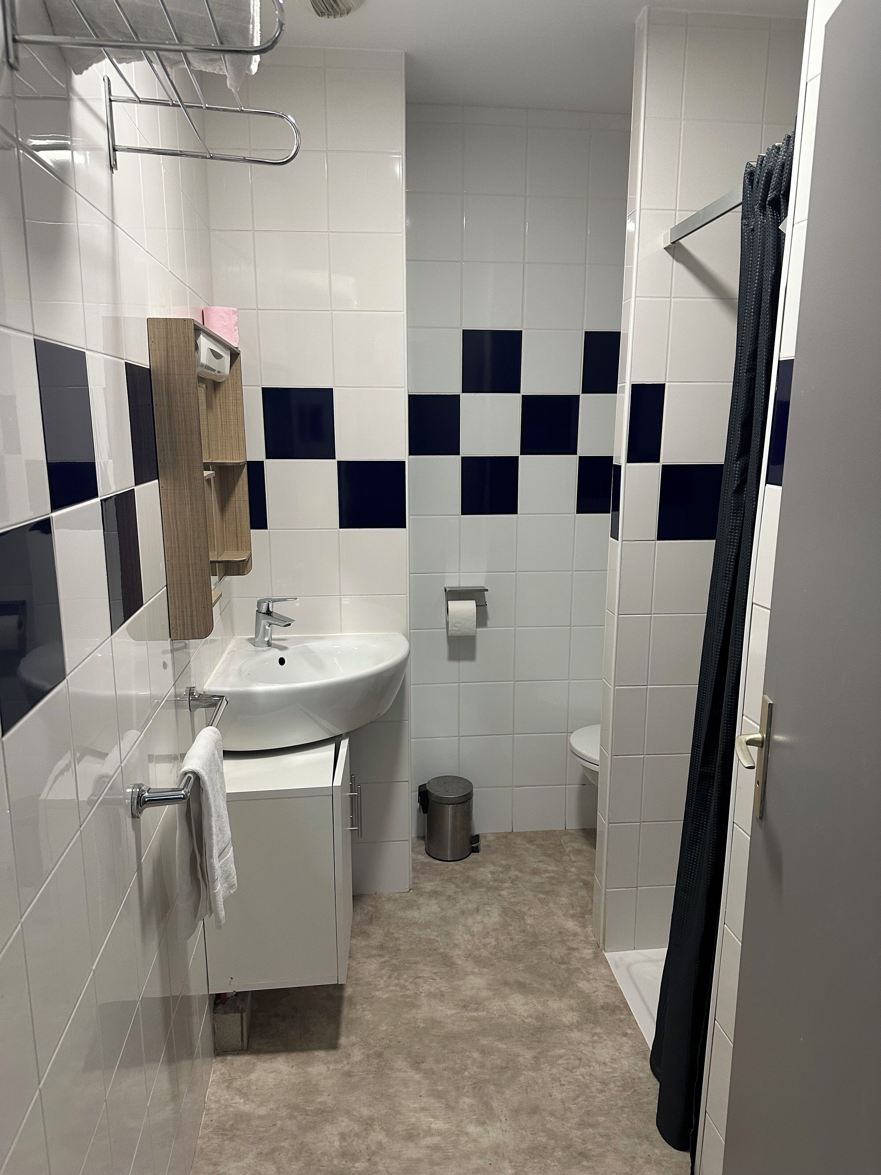 Classic-dobbeltværelse - byudsigt | Badeværelse | Bruser, håndklæder, Sæbe, Shampoo