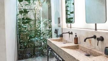 Deluxe-Doppelzimmer, Balkon, Gartenblick | Badezimmer