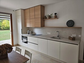 Kühlschrank, Mikrowelle, Ofen, Herdplatte