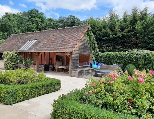 Private Estate with Pool – Apartment + Poolhouse near Versailles & Paris