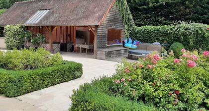 Private Estate with Pool – Apartment + Poolhouse near Versailles & Paris