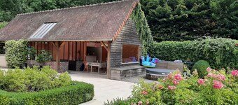 Private Estate with Pool – Apartment + Poolhouse near Versailles & Paris