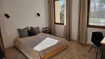 4 bedrooms, desk, iron/ironing board, free WiFi