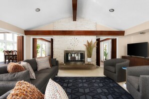 Smart TV, fireplace