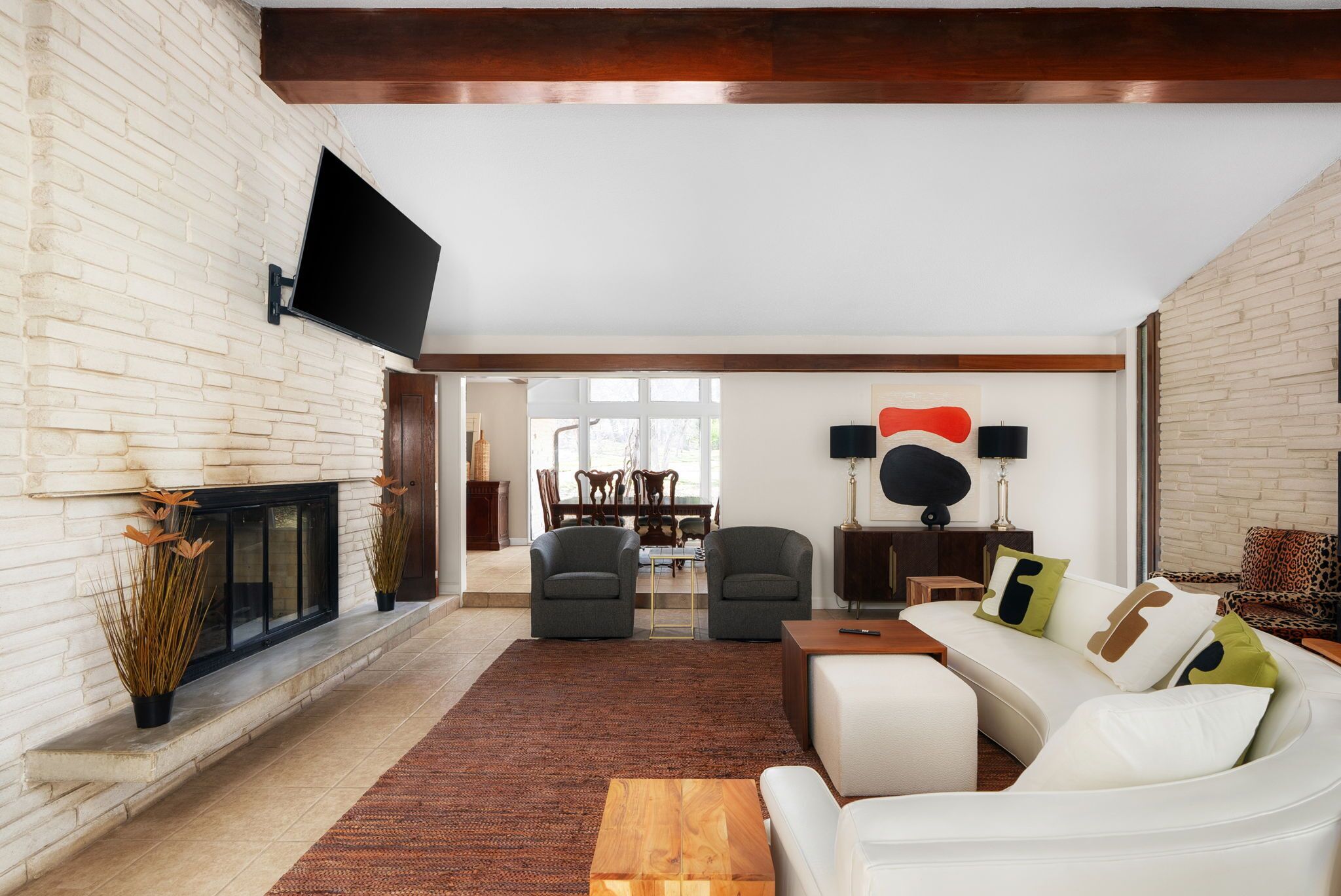 Een smart-tv en een open haard