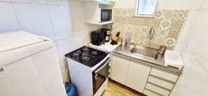 Basic-lejlighed | Privat køkken | Køleskab, mikrobølgeovn, blender, køkkentøj/tallerkener/redskaber