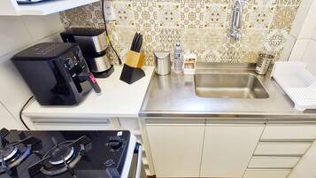 Huoneisto | Yksityinen keittiö | Jääkaappi, mikroaaltouuni, uuni, liesi