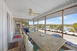 Outdoor dining - Sand Flea - Oceanfront, 3-bedrooms (Pawleys Island)