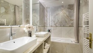 Shower, hair dryer, towels, soap - AN EXCEPTIONAL PARISIAN EXPERIENCE LOCATED NEAR NOTRE DAME & LOUVRE (Paris)