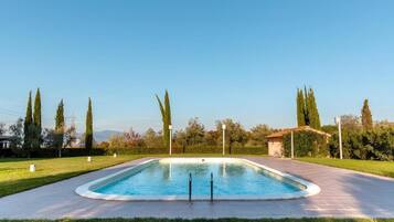 Een seizoensgebonden buitenzwembad, parasols voor strand/zwembad