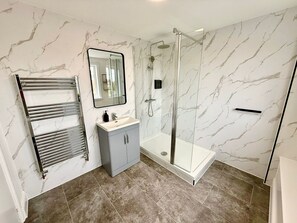 Shower, hair dryer, towels, soap - Modern Luxury King Room – Southwold (Southwold)