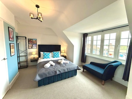 1 bedroom, iron/ironing board, WiFi, bed sheets. Modern Luxury King Room – Southwold