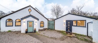 Wood burner, two lounges and a large garden for up to 8 guests