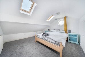 4 chambres, bureau, Wi-Fi, literie fournie