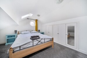 4 dormitoris, escriptori, wifi i roba de llit 