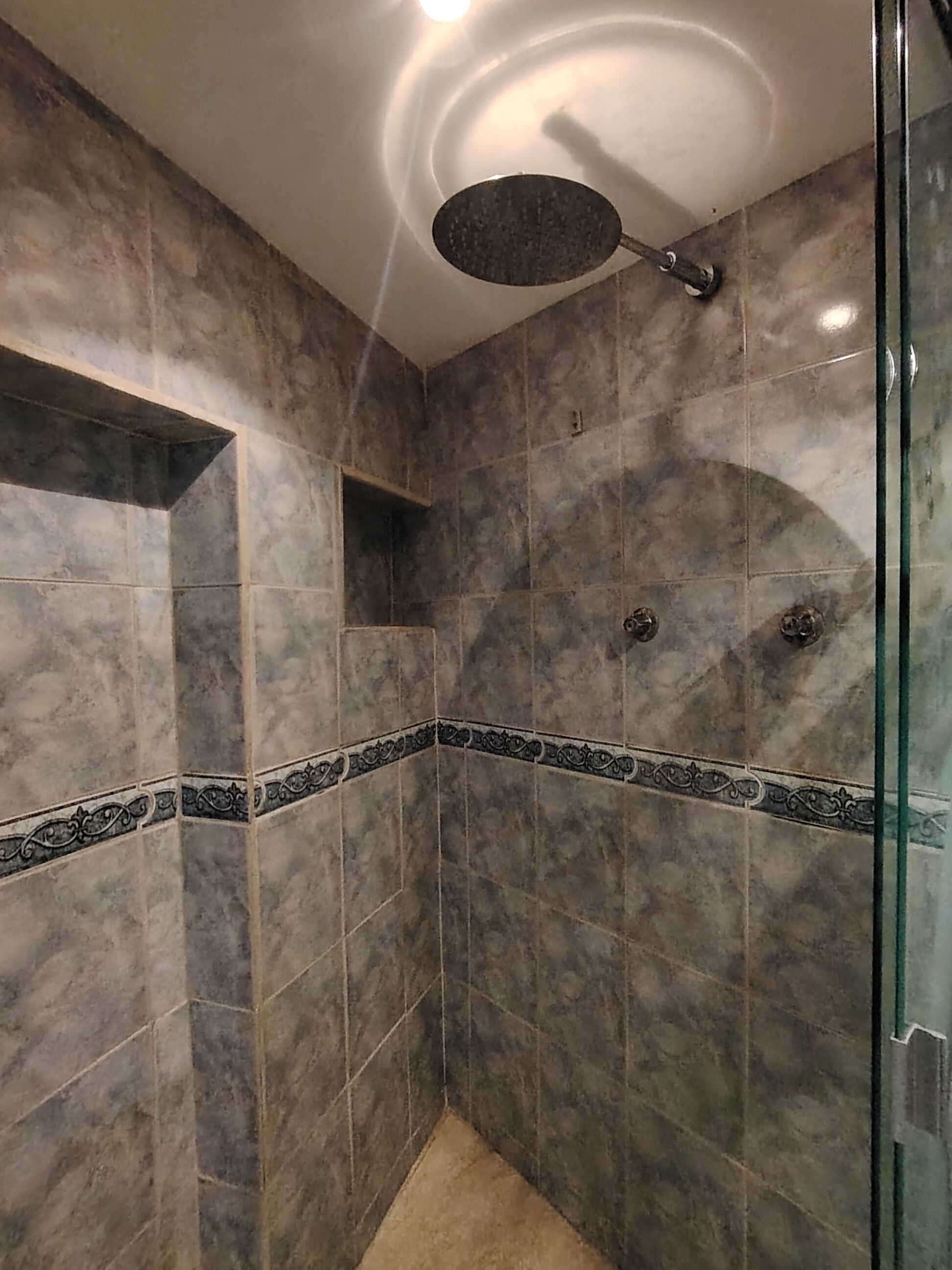 Douche, serviettes fournies, savon, papier toilette