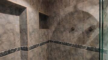 Douche, serviettes fournies, savon, papier toilette