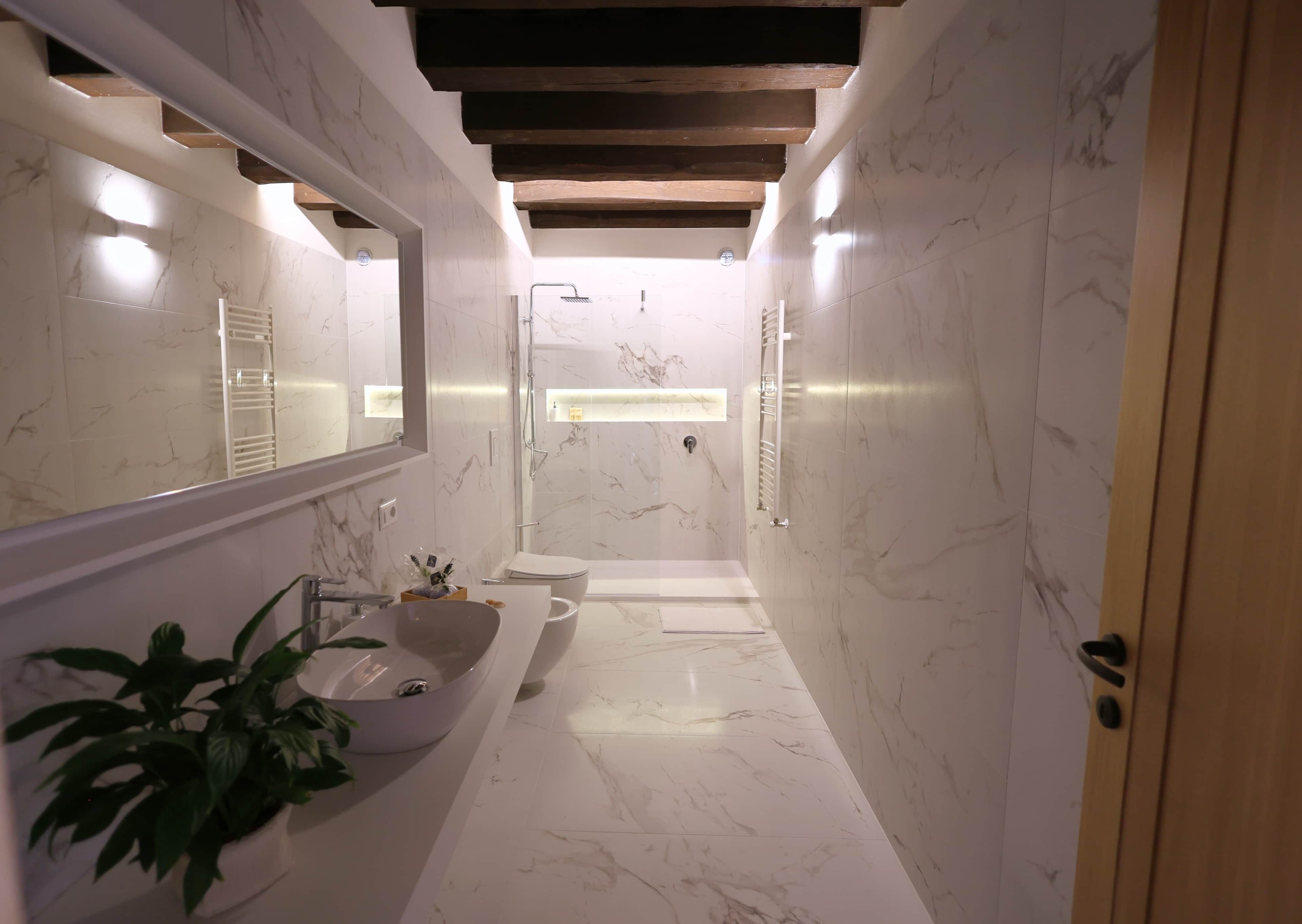Dusche, Haartrockner, Bidet, Handtücher