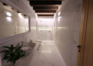 Shower, hair dryer, bidet, towels - 110 Tristan Deluxe Room (Palermo)