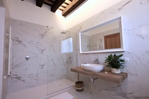 Bathroom - 111 Isolde Deluxe Room (Palermo)
