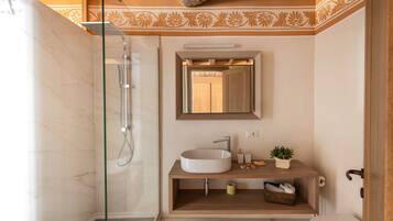 Doccia, asciugacapelli, bidet, asciugamani