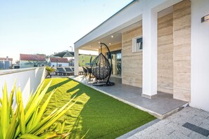 Outdoor dining - Villa Memories - Pool, Parking, BBQ, Sleeps 8 (Vir)