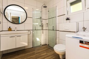 Dusche, Haartrockner, Handtücher, Seife
