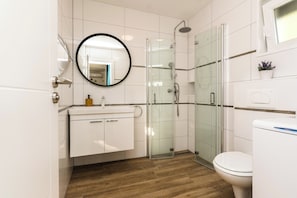 Een douche, een haardroger, handdoeken, zeep