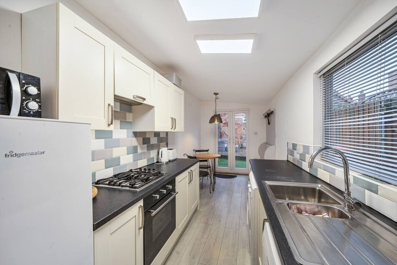 Réfrigérateur, four à micro-ondes, un four, surface de cuisson