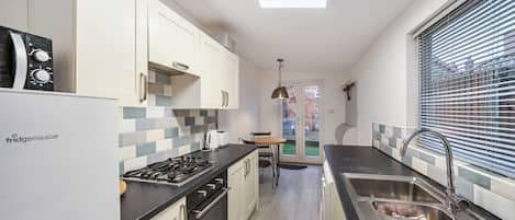 Réfrigérateur, four à micro-ondes, un four, surface de cuisson