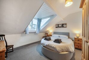 Escritorio, tabla de planchar con plancha, cuna de viaje y wifi 