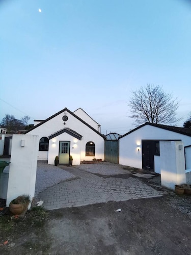 Detached, newly converted annex with private entrance and free parking