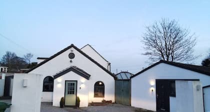 Detached, newly converted annex with private entrance and free parking