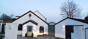 Detached, newly converted annex with private entrance and free parking