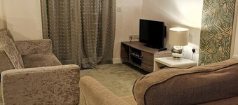 Detached, newly converted annex with private entrance and free parking