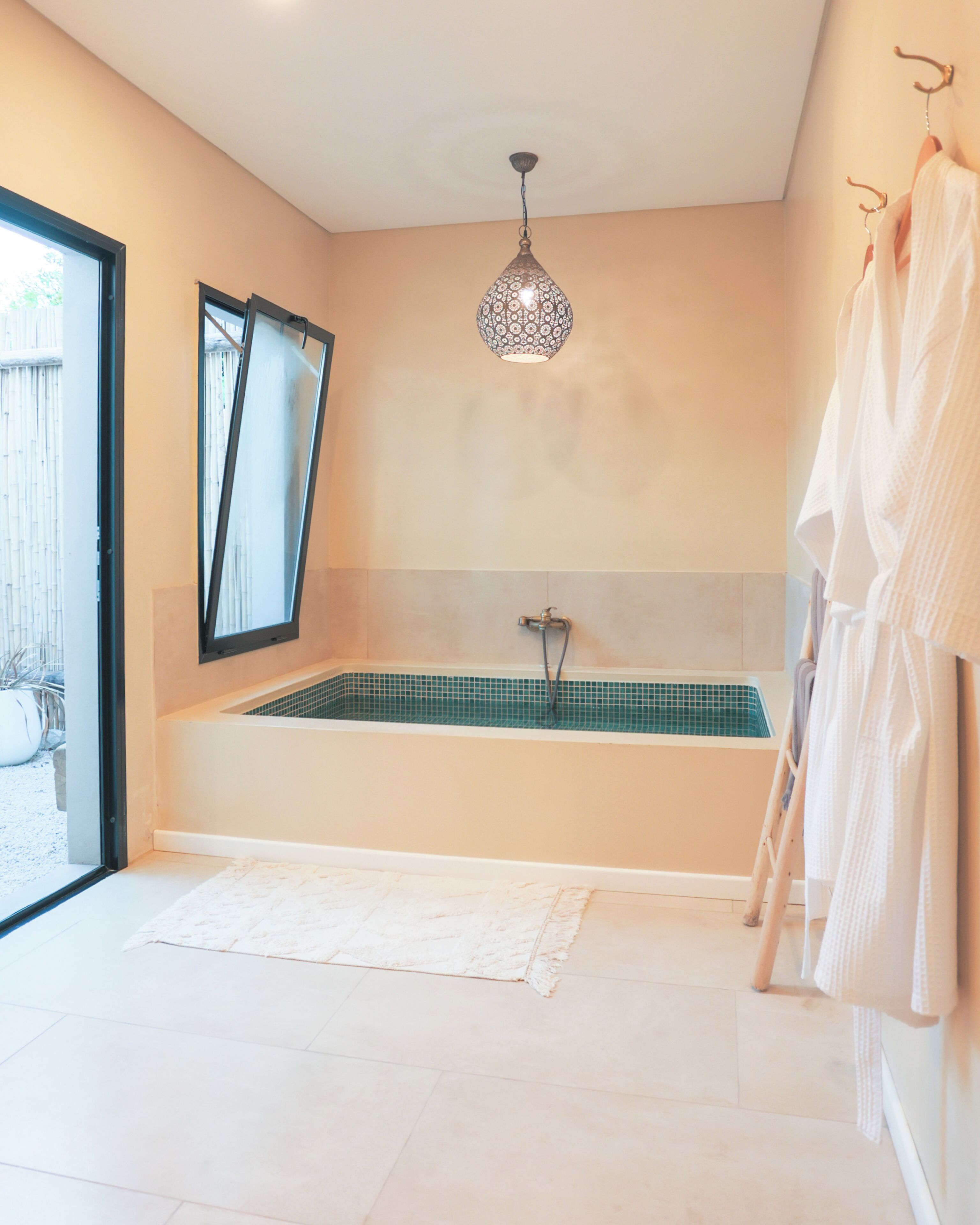 华丽双人房, 庭院景观 | 浴室 | 毛巾、肥皂、洗发水、卫生纸