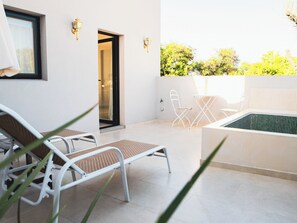 Kahden hengen deluxe-huone, näköala pihalle | Terassi/patio