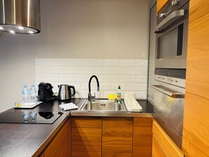 Refrigerador, horno, parrilla de estufa y lavavajillas 