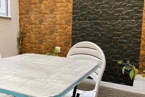 Outdoor dining - T2 Love Room with private Jacuzzi & Hammam - Cosy patio - 10 min from airport (Dar El Beïda)
