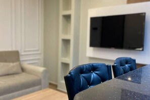 Living area - T2 Love Room with private Jacuzzi & Hammam - Cosy patio - 10 min from airport (Dar El Beïda)