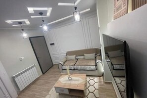 Living area - T2 Love Room with private Jacuzzi & Hammam - Cosy patio - 10 min from airport (Dar El Beïda)