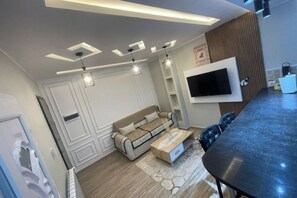 Living area - T2 Love Room with private Jacuzzi & Hammam - Cosy patio - 10 min from airport (Dar El Beïda)