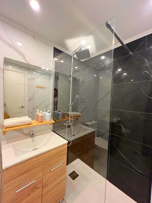 Shower, hair dryer, towels, soap - Congreso Apartment - Central by Residea (Torremolinos)